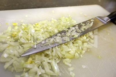 Geschnittene Zwiebel mit Messer