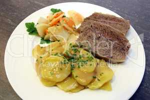 Braune Kartoffeln und Rindfleisch