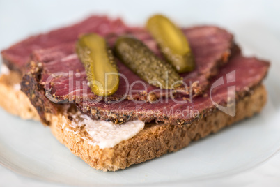 Pastrami Toast auf Roggentoastbrot