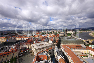 Blick von der Frauenkirche auf die Altstadt und die Elbe