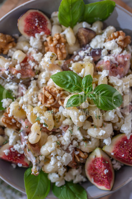 Herbstlicher Salat mit Pasta