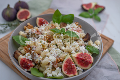 Herbstlicher Salat mit Pasta