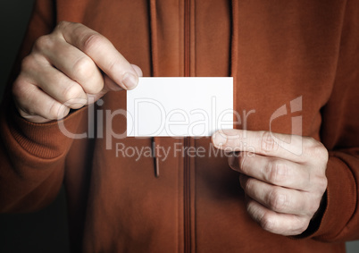 Мужчина показывает пустую визитную карт&#1091