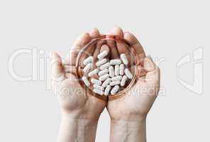 Фармацевтические таблетки в руках