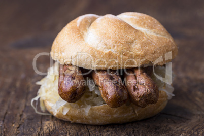 Nürnberger Würstchen mit Sauerkraut im Brötchen