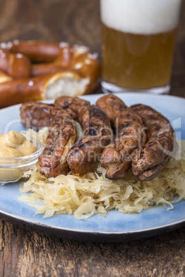 Nürnberger Würstchen mit Sauerkraut im Brötchen