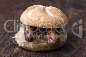 Nürnberger Würstchen mit Sauerkraut im Brötchen