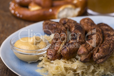 Nürnberger Würstchen mit Sauerkraut im Brötchen