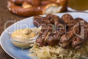 Nürnberger Würstchen mit Sauerkraut im Brötchen