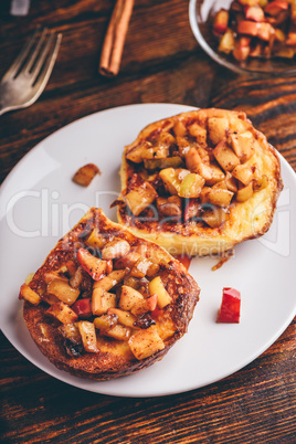 French toasts with caramelized apple