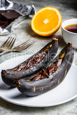 Grilled bananas with dark chocolate