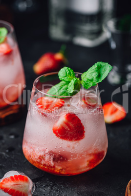 Strawberry cocktails with gin and tonic