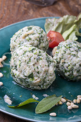 italienische Strangolapreti Knödel auf grün