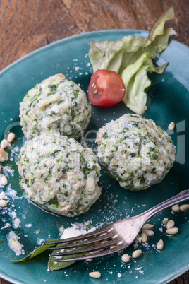 italienische Strangolapreti Knödel auf grün