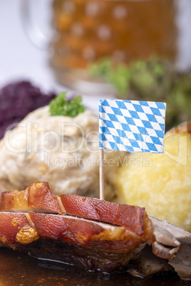 bayerischer Schweinebraten mit gemischten Knödeln