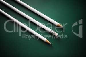 три чистых карандаша
