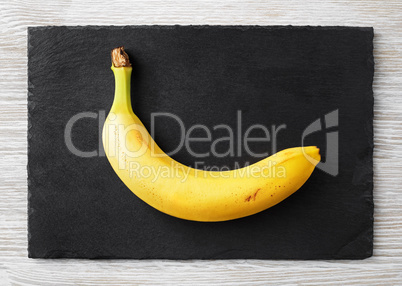 банан на каменной доске