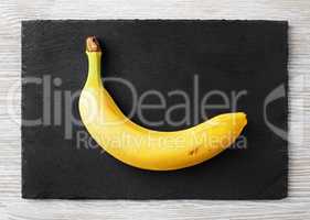 банан на каменной доске
