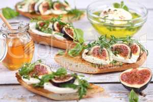 Bruschetta with figs and mozzarella