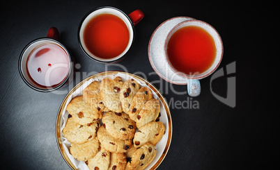 Печенье и чайные чашки