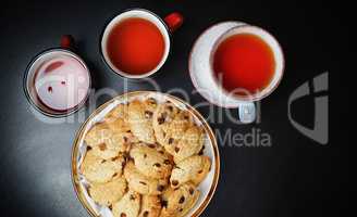 Печенье и чайные чашки