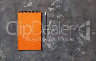 Оранжевый блокнот, карандаш