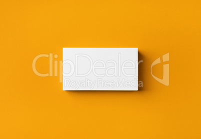 Визитная карточка на желтом