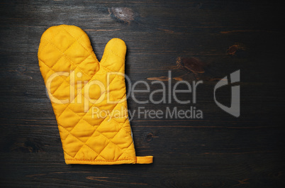 Желтая кулинарная перчатка