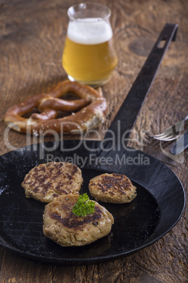 österreichische Kaspressknödel in einer Pfanne