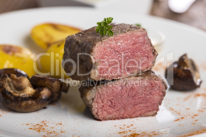 Scheiben eines gegrillten Steaks auf einem Teller