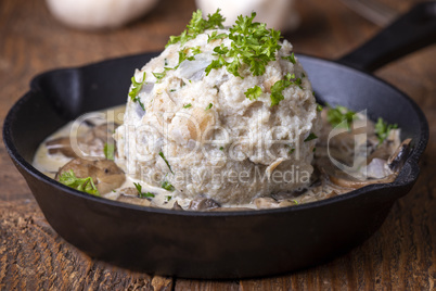 Brotknödel mit Pilzsauce