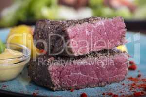 Steakscheiben auf blauem Teller