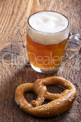 Bayerisches Bier und eine Brezel