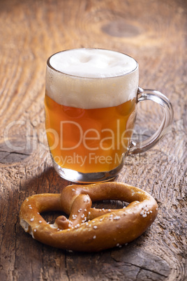 Bayerisches Bier und eine Brezel