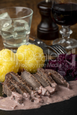 Sauerbraten mit Kartoffelknödeln