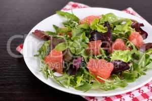 Salad from a mix of lettuce and grapefruit