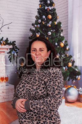 Junge Frau mit Übergröße an Weihnachten