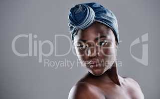 I dont compare myself to others, thats my power. a beautiful young woman wearing a denim head wrap while posing against a grey background.