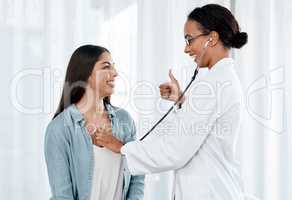 Your infection seems to have cleared up. a doctor giving a patient the thumbs up while listening to her chest.