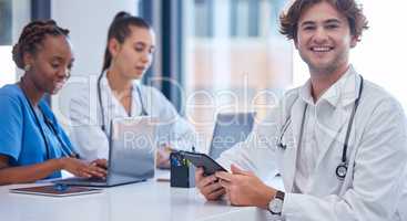 Team medical students or doctors consulting team mentors or healthcare physicians discussing patient medicine treatments in hospital. Professional male gp consulting nurses about illness diagnosis