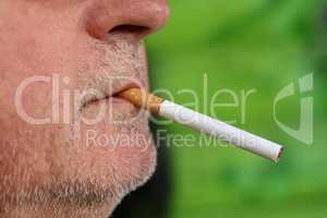 Mann mit Zigarette im Mund