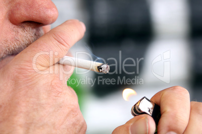 Mann zündet sich eine Zigarette an